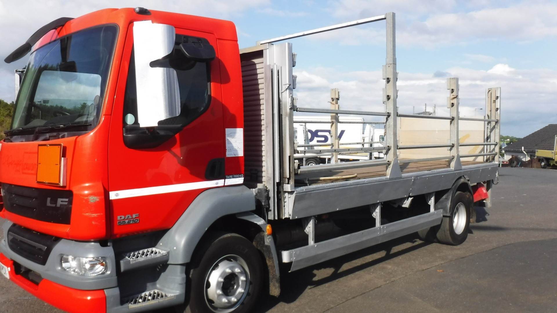 Daf LF55-210 19ft 8" flatbed 16 tonnes. with tail lift in Down