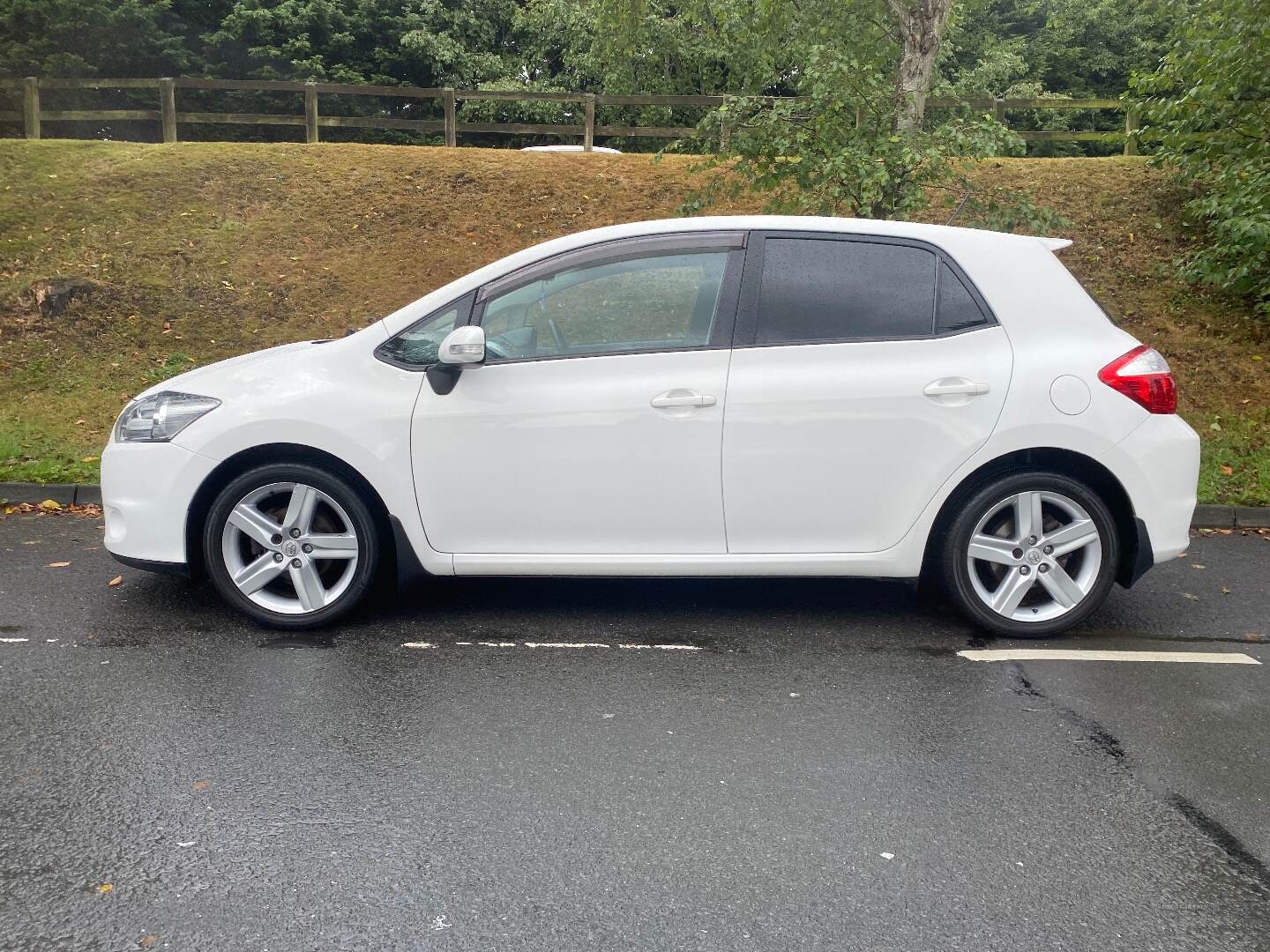 Toyota Auris HATCHBACK in Down