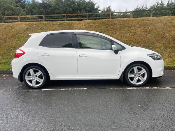 Toyota Auris HATCHBACK in Down