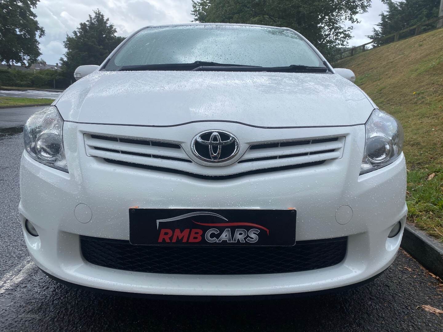 Toyota Auris HATCHBACK in Down