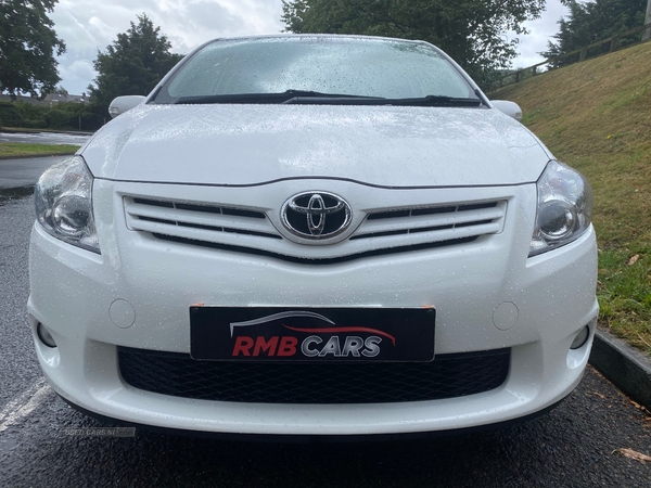 Toyota Auris HATCHBACK in Down