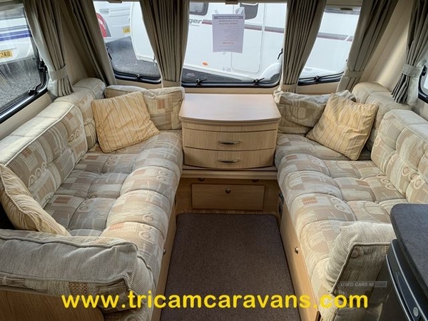 Coachman Amara 560/4, Fixed Bed, Separate Shower in Down