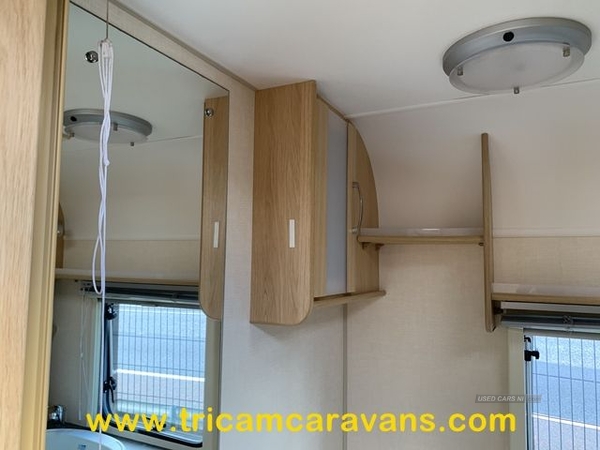 Coachman Amara 560/4, Fixed Bed, Separate Shower in Down