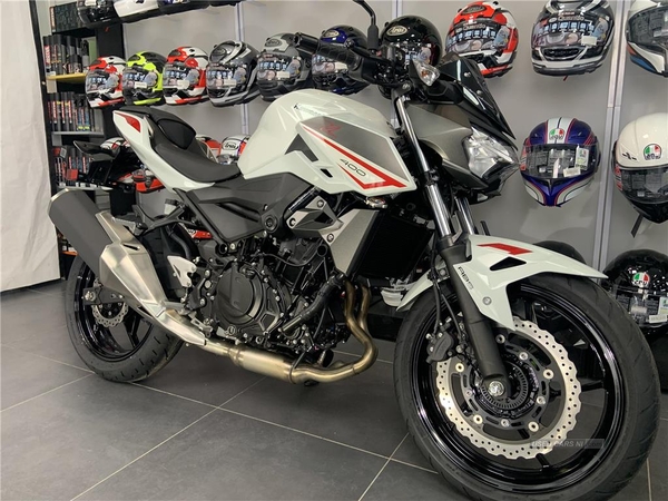 Kawasaki Z400 IN PEARL ROBOTIC WHITE in Derry / Londonderry