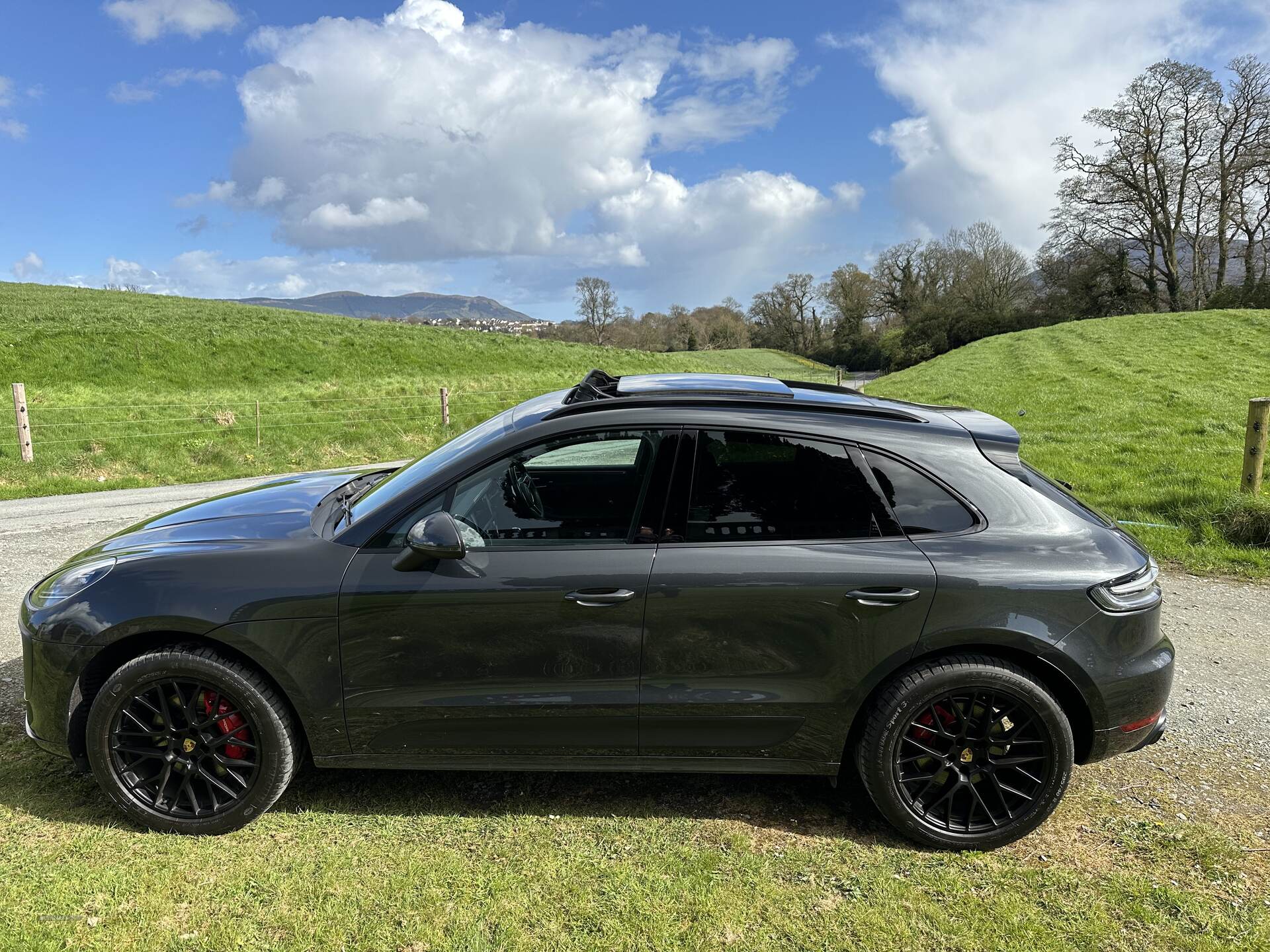 Porsche Macan ESTATE in Down