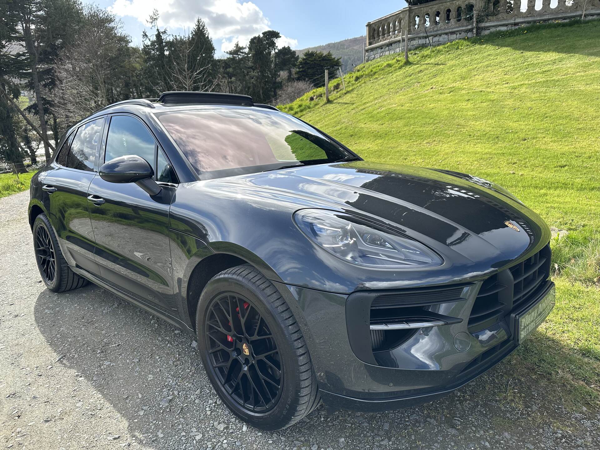 Porsche Macan ESTATE in Down