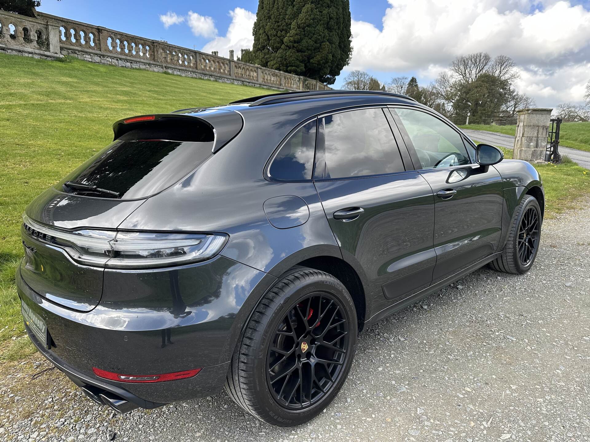 Porsche Macan ESTATE in Down