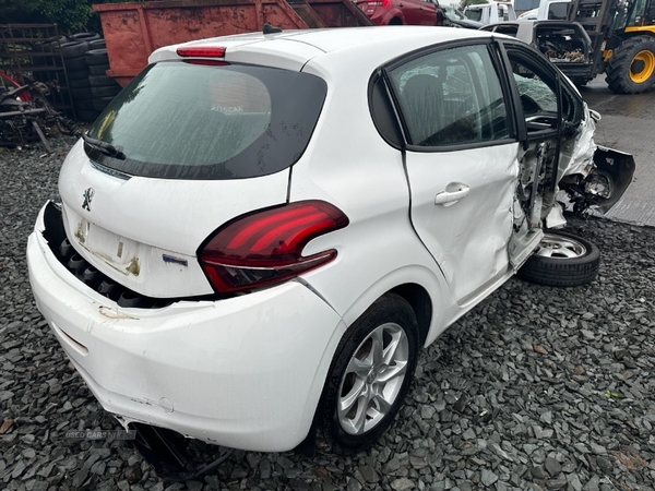 Peugeot 208 1.2i ACTIVE HMP in Down