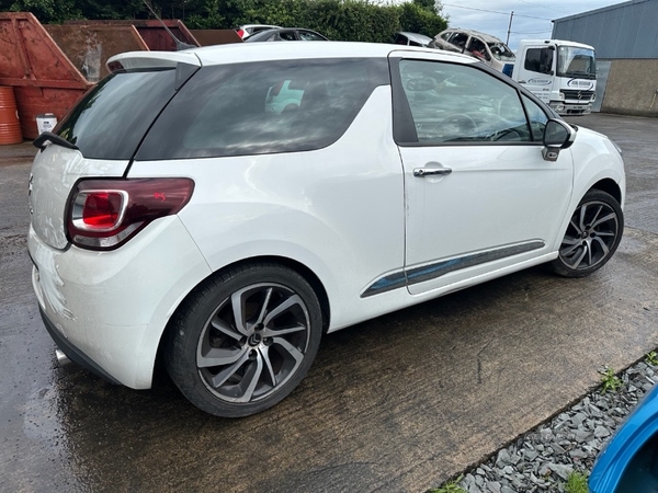 Citroen DS3 1.6 DSTYLE + E-HDi 9HP in Down