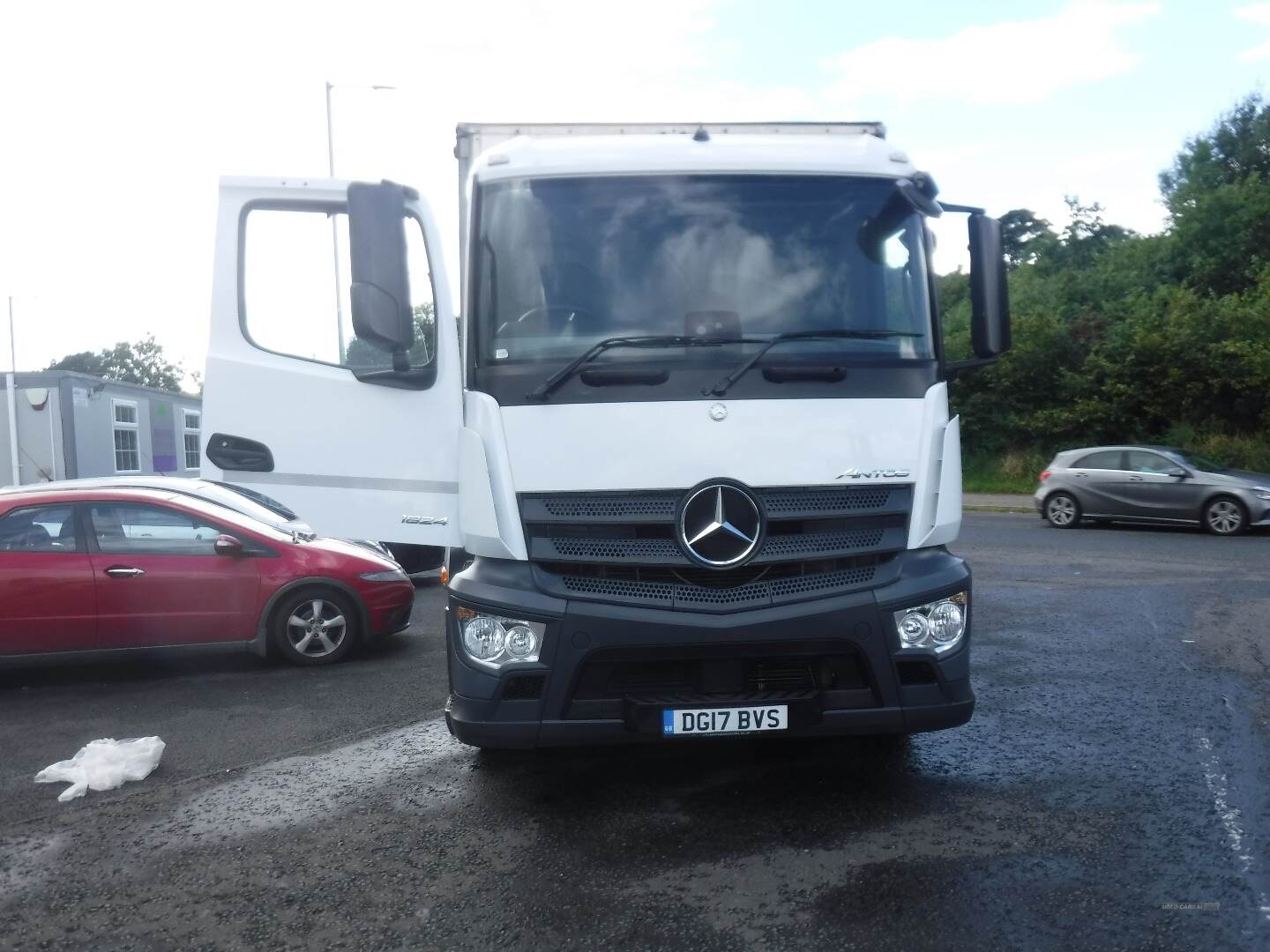 Mercedes Antos 18-24 26ft curtainsider Tuckaway taillift. in Down