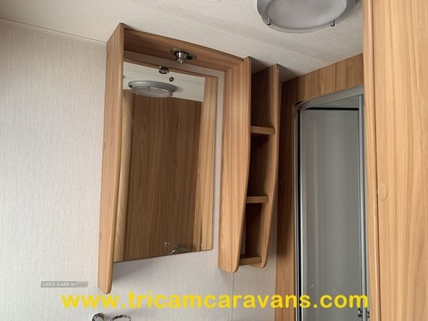 Lunar Clubman SE, Fixed Bed 4 Berth, Separate Shower in Down