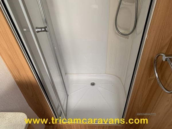 Lunar Clubman SE, Fixed Bed 4 Berth, Separate Shower in Down