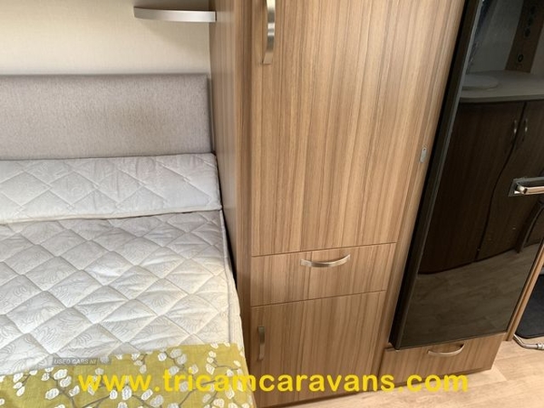 Lunar Ultima 674/4, One Owner, Twin Axle, Transverse Island Bed in Down