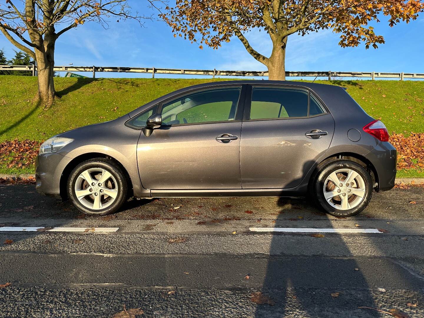 Toyota Auris HATCHBACK in Down