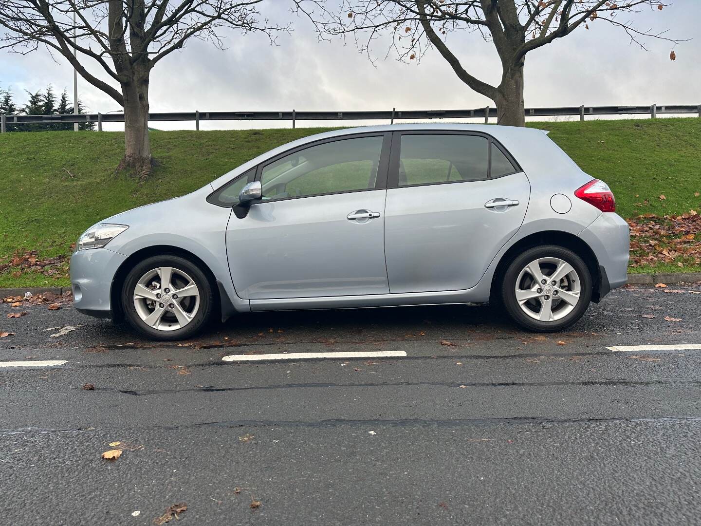 Toyota Auris HATCHBACK in Down