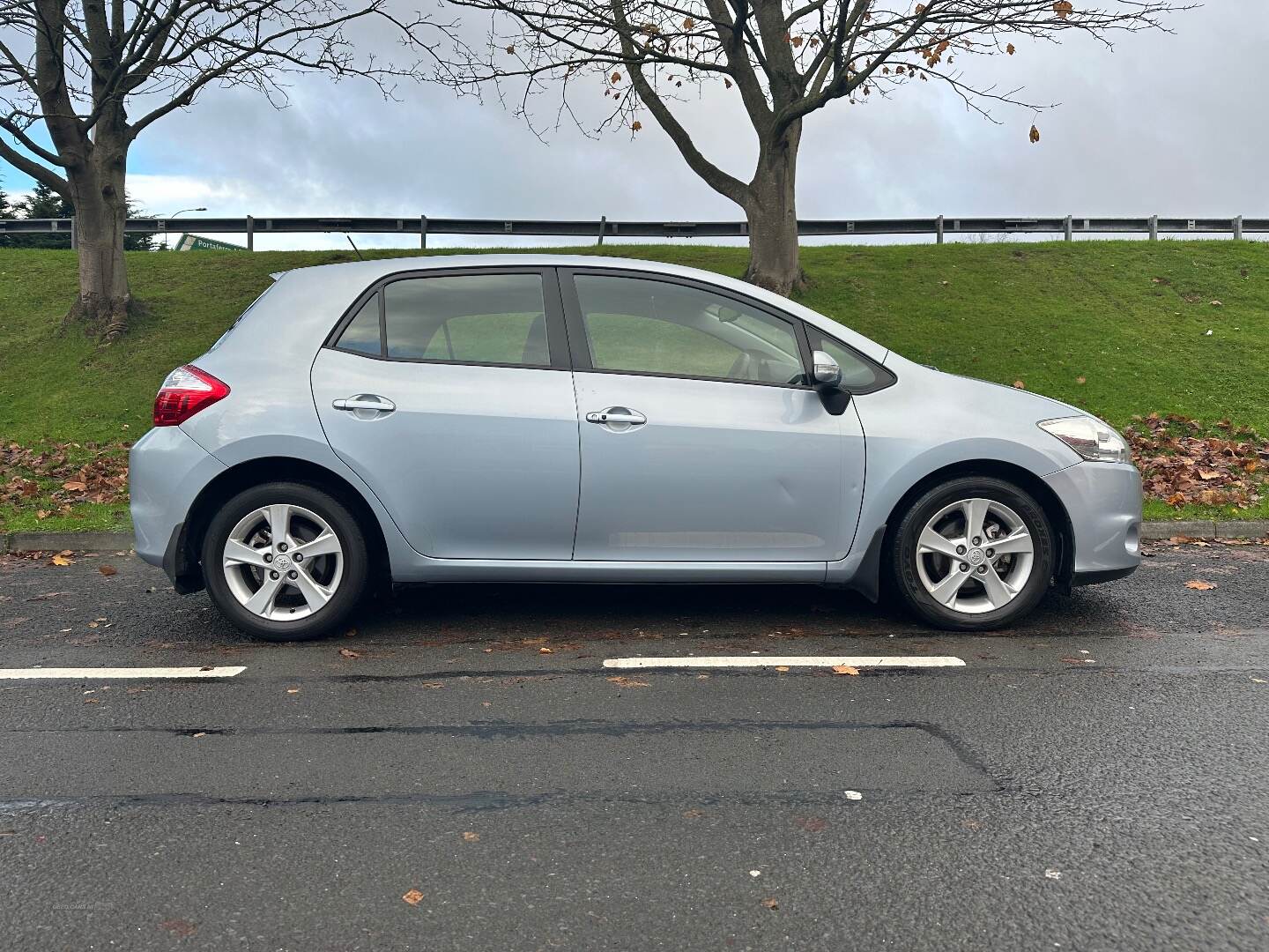 Toyota Auris HATCHBACK in Down