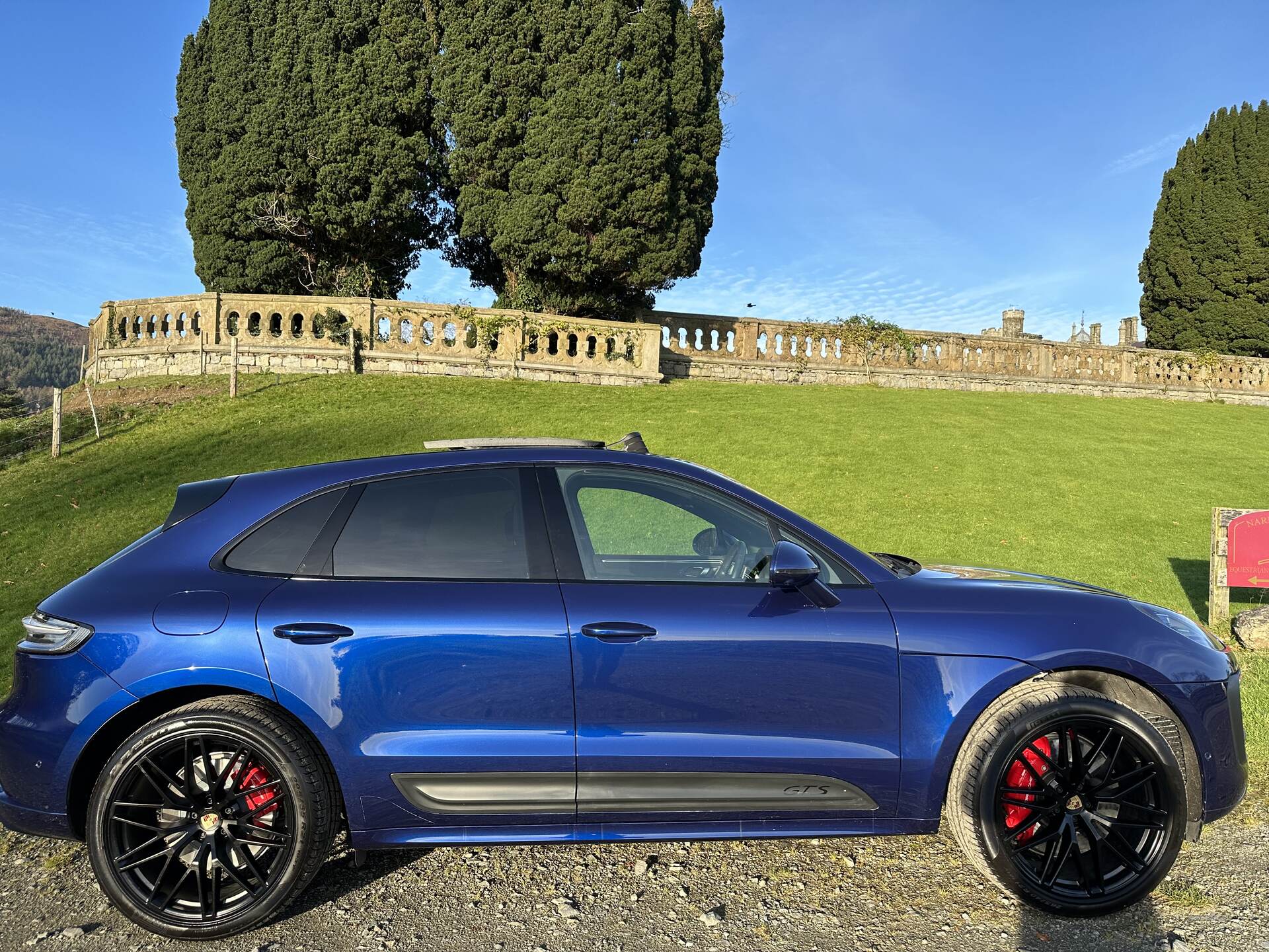 Porsche Macan ESTATE in Down