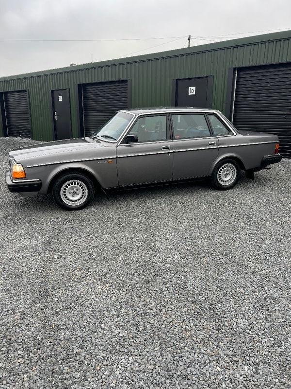 Volvo 240 GLE 2.3 red block in Down