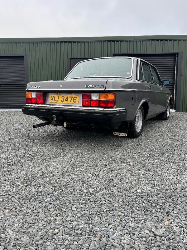 Volvo 240 GLE 2.3 red block in Down