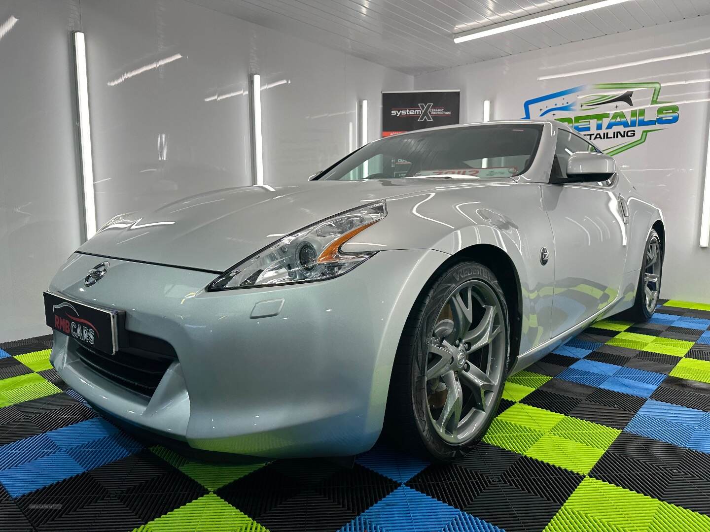 Nissan 370Z COUPE in Down