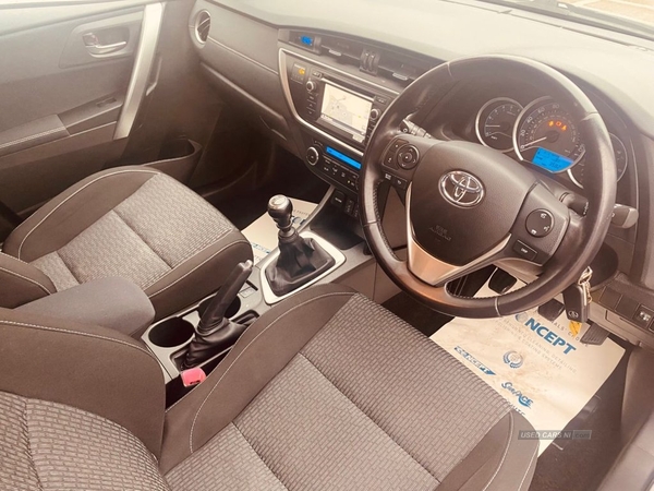 Toyota Auris 1.4 D-4D ICON PLUS in Down