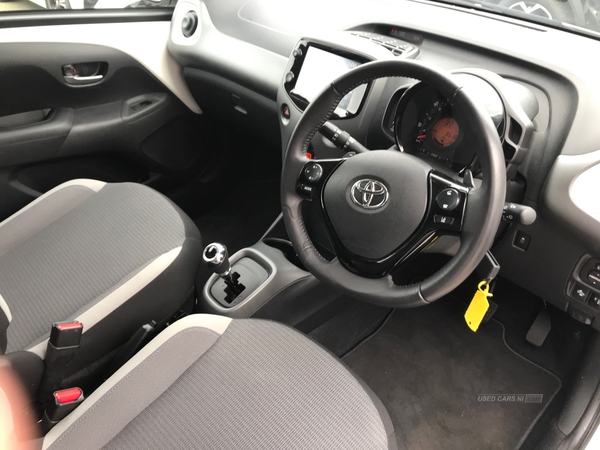Toyota Aygo VVT-I X-TREND X-SHIFT TSS in Down