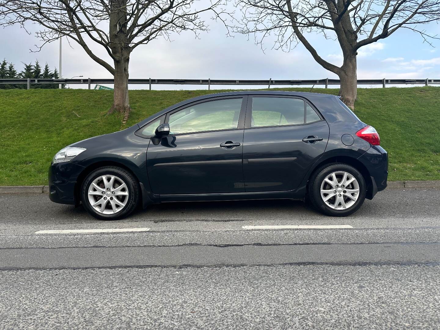 Toyota Auris HATCHBACK in Down