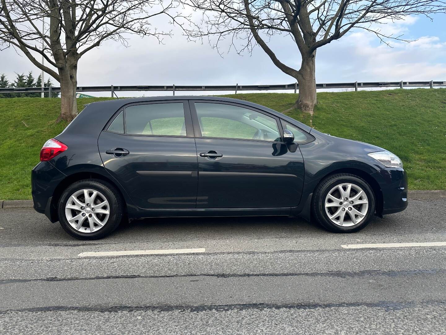 Toyota Auris HATCHBACK in Down