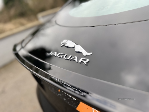 Jaguar F-Type V8 R in Down