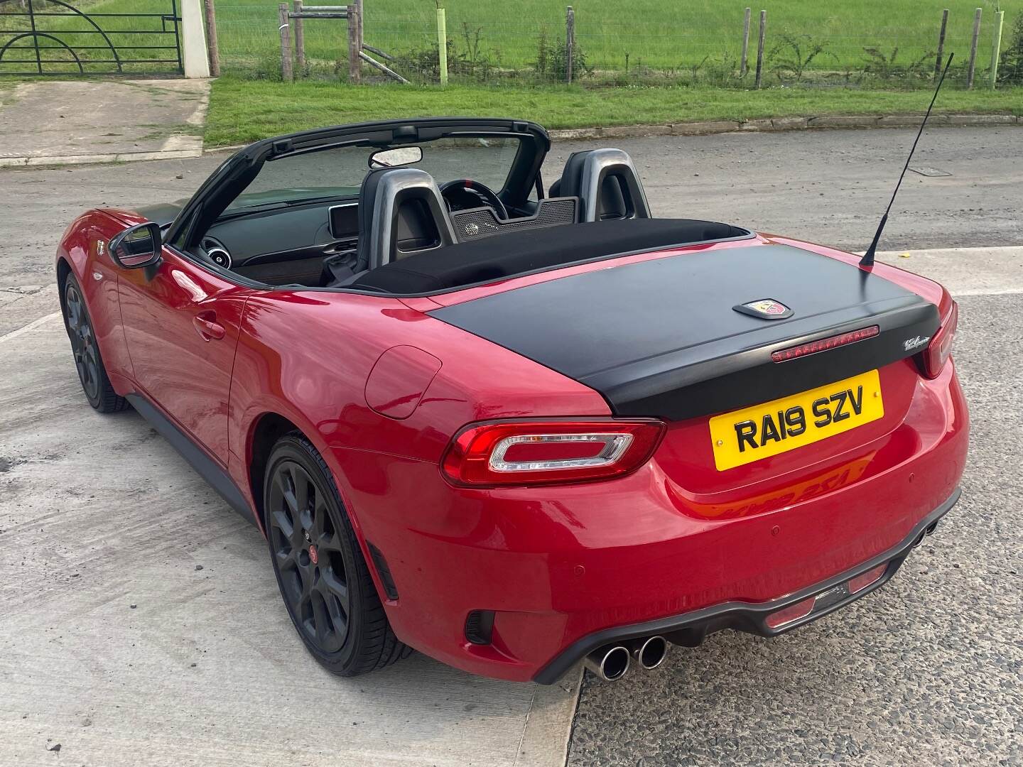 Abarth 124 Spider ROADSTER in Down