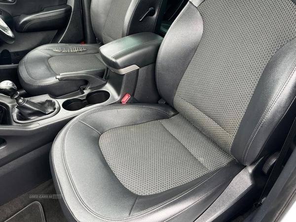 Hyundai ix35 2.0 PREMIUM CRDI 4WD 5d 134 BHP HEATED SEATS - BLUETOOTH - 4WD in Armagh