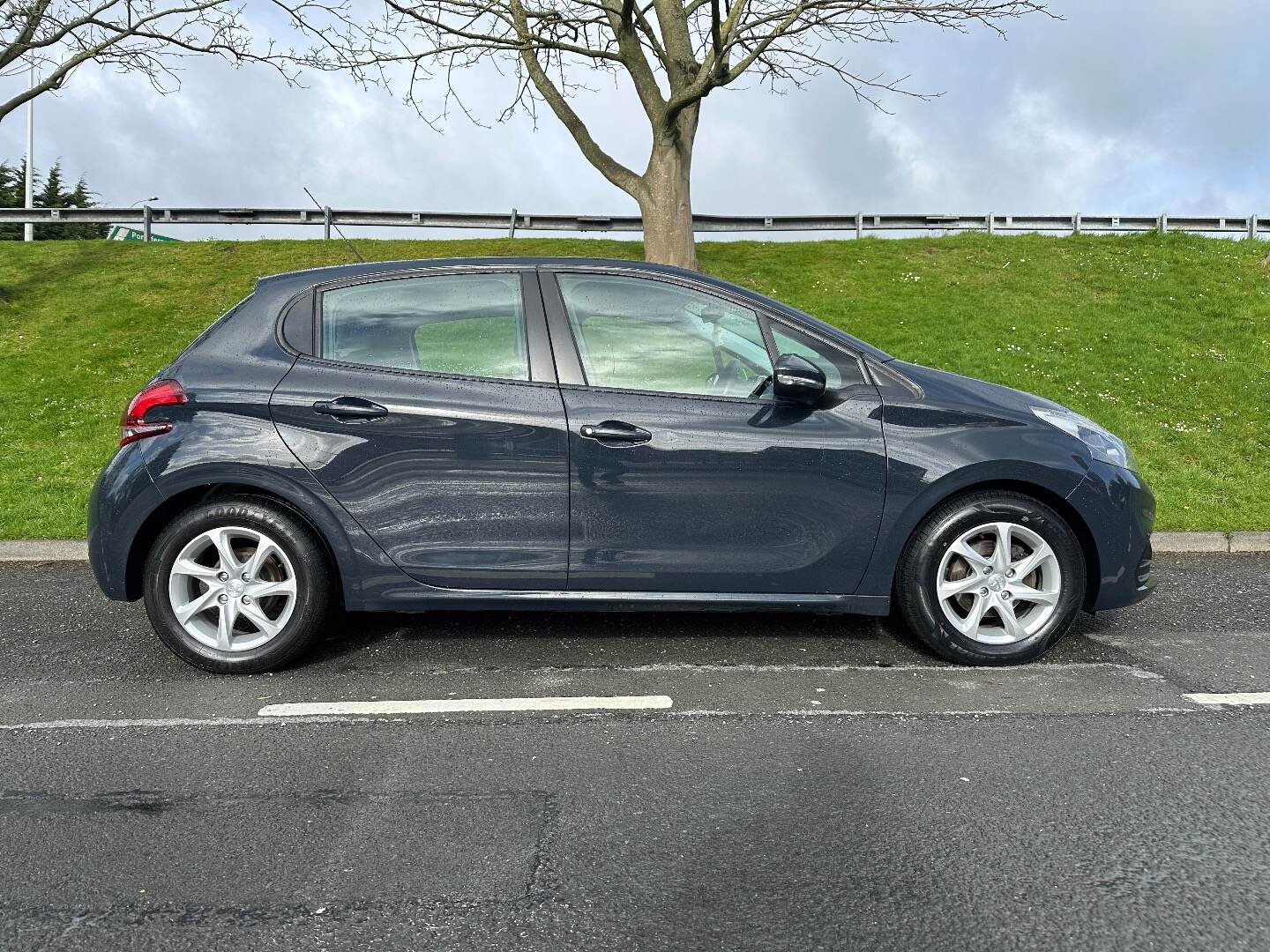 Peugeot 208 HATCHBACK in Down