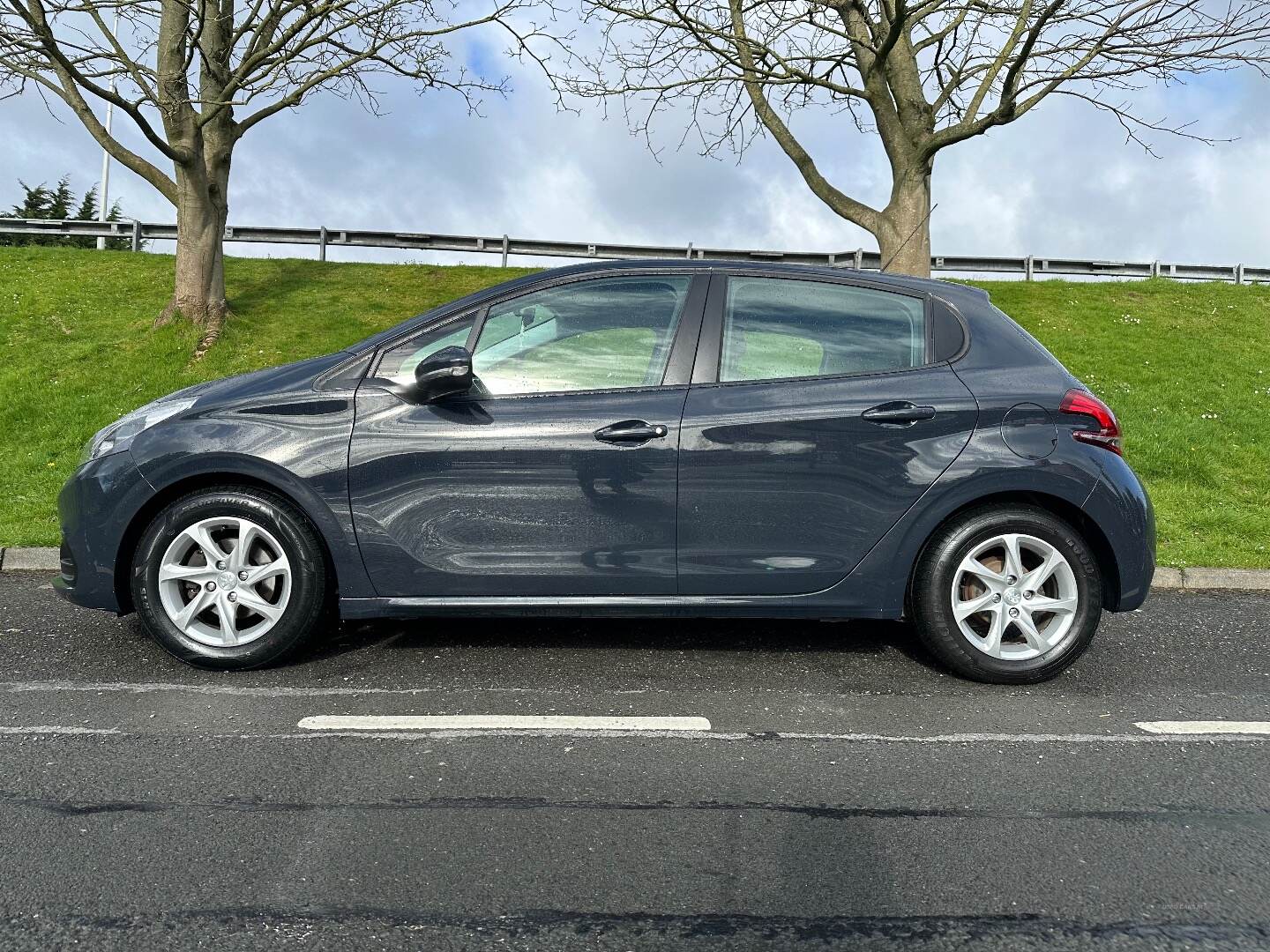 Peugeot 208 HATCHBACK in Down