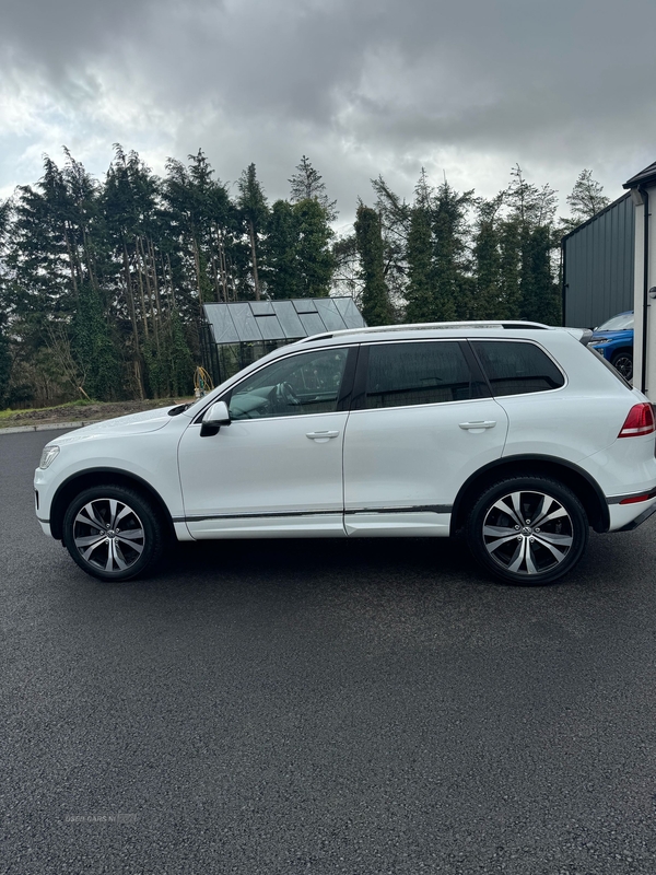 Volkswagen Touareg 3.0 V6 TDI BlueMotion Tech 262 R-Line 5dr Tip Auto in Fermanagh