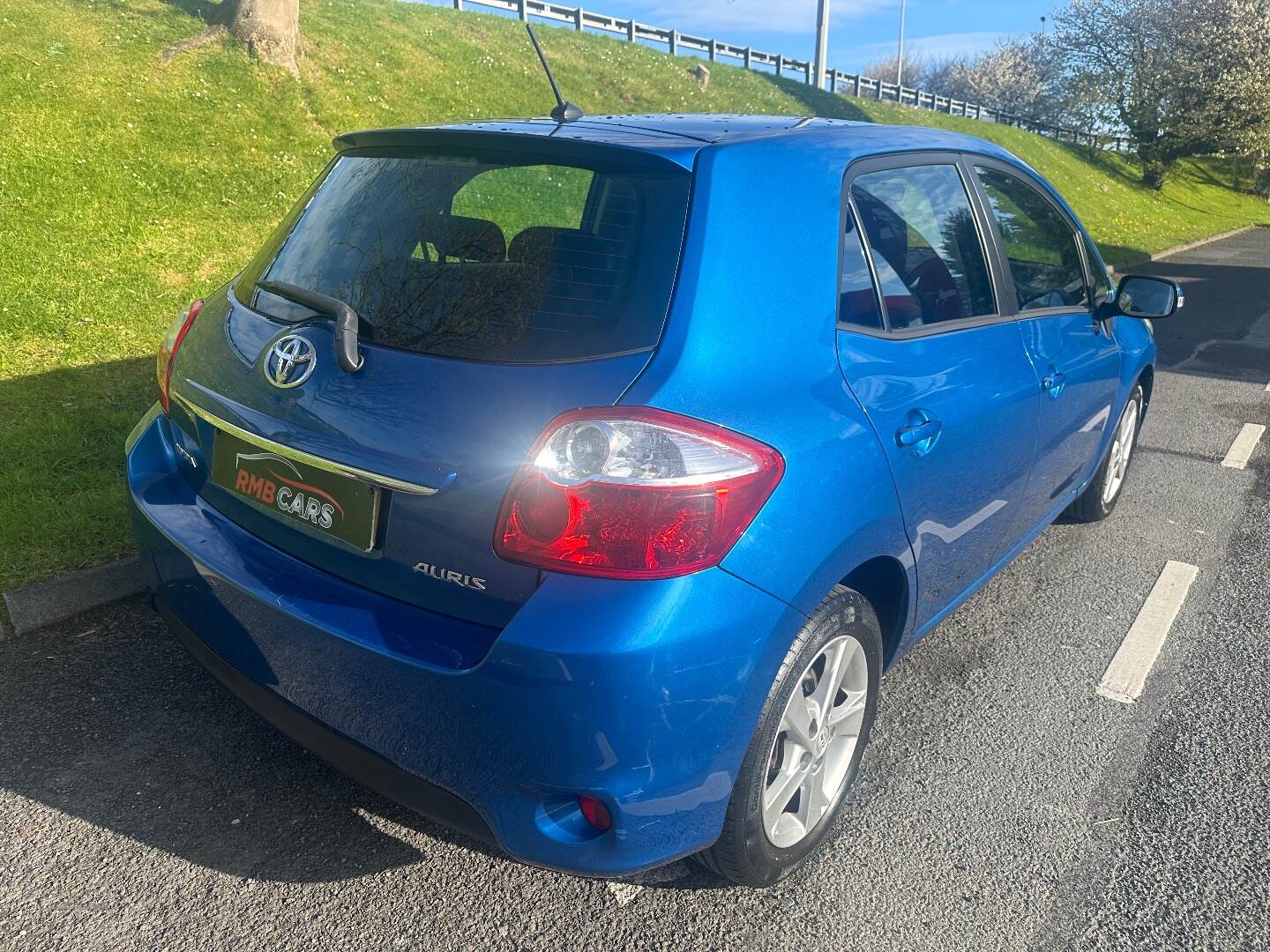 Toyota Auris HATCHBACK in Down