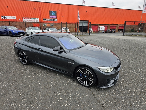 BMW M4 COUPE in Down