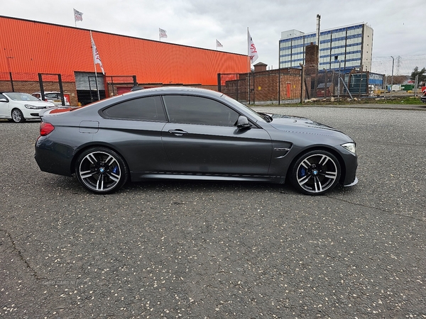 BMW M4 COUPE in Down