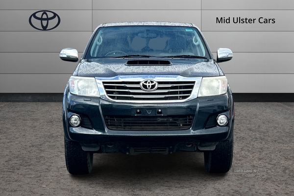 Toyota Hilux 3.0 D-4D Invincible 4WD Euro 5 4dr in Tyrone
