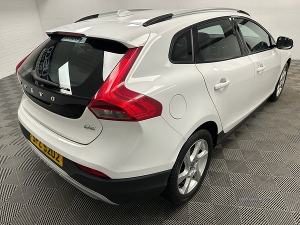 Volvo V40 1.6 D2 CROSS COUNTRY LUX 5d 113 BHP bluetooth,alloys in Down