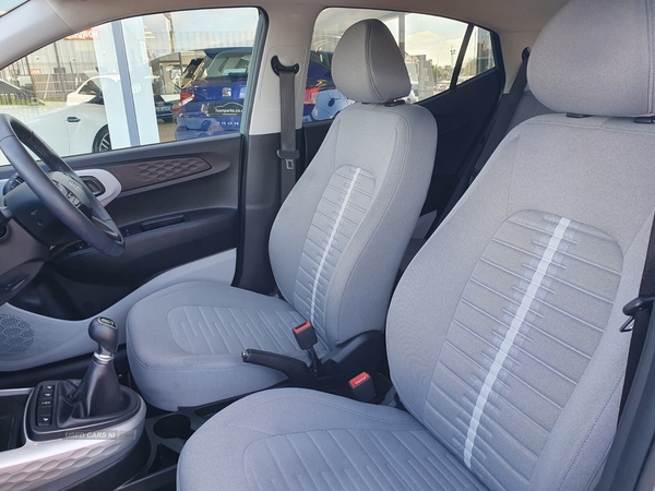 Hyundai i10 MPI PREMIUM REVERSE CAMERA HEATED SEATS HEATED STEERING WHEEL in Antrim