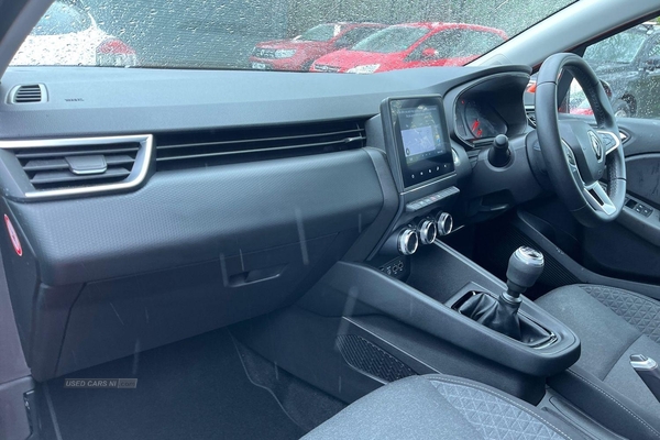 Renault Clio ICONIC TCE 5dr **FULL SERVICE HSTORY** REAR SENSORS, AUTO WALK-AWAY and APPROACH LOCK/UNLOCK FUNCTION, SAT NAV, CRUISE CONTROL, PUSH BUTTON START in Antrim