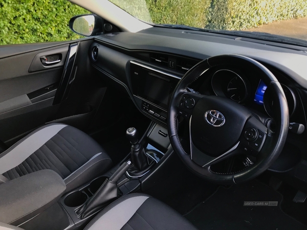 Toyota Auris 1.6 D-4D Business Edition 5dr in Down