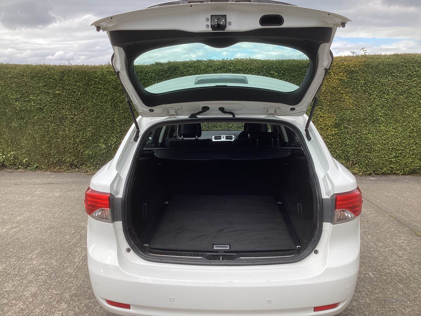 Toyota Avensis DIESEL TOURER in Down