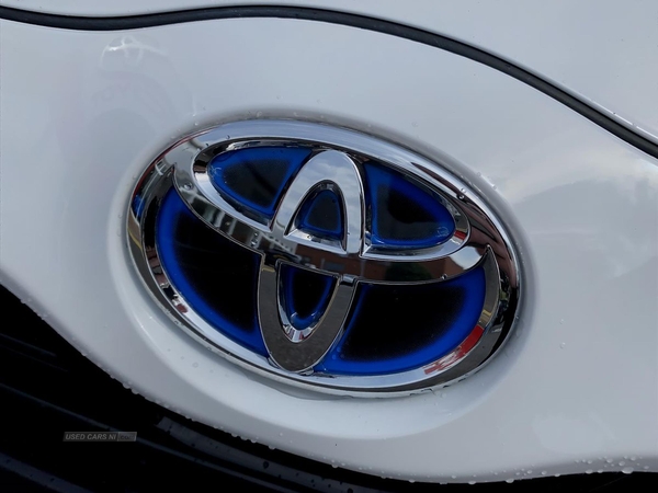 Toyota Yaris 1.5 Hybrid Design 5Dr Cvt in Down