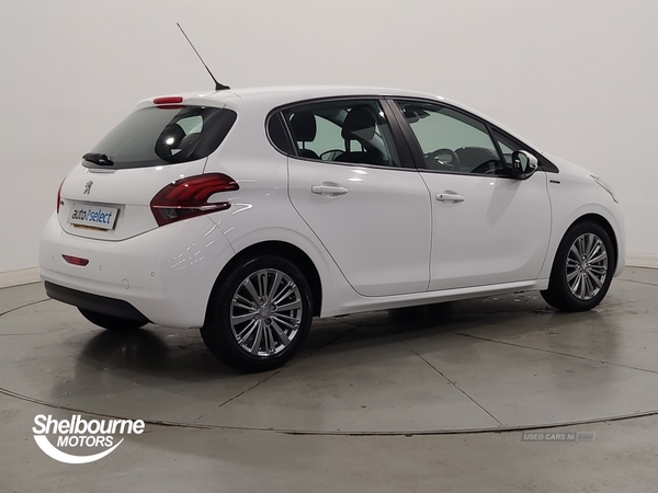 Peugeot 208 1.2 PureTech Signature Hatchback 5dr Petrol Manual Euro 6 (s/s) (82 ps) in Down