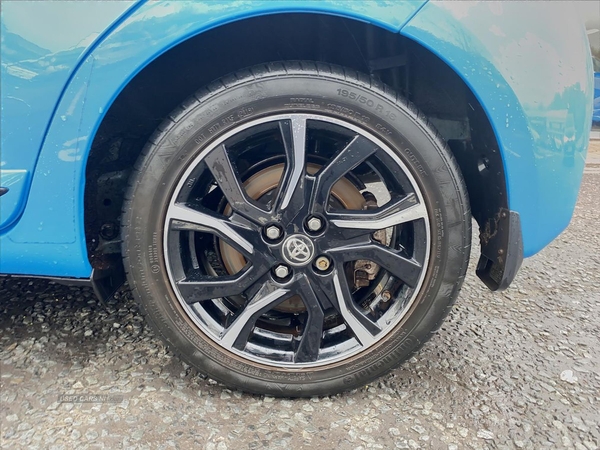 Toyota Yaris 1.5 Vvt-I Blue Bi-Tone 5Dr in Down