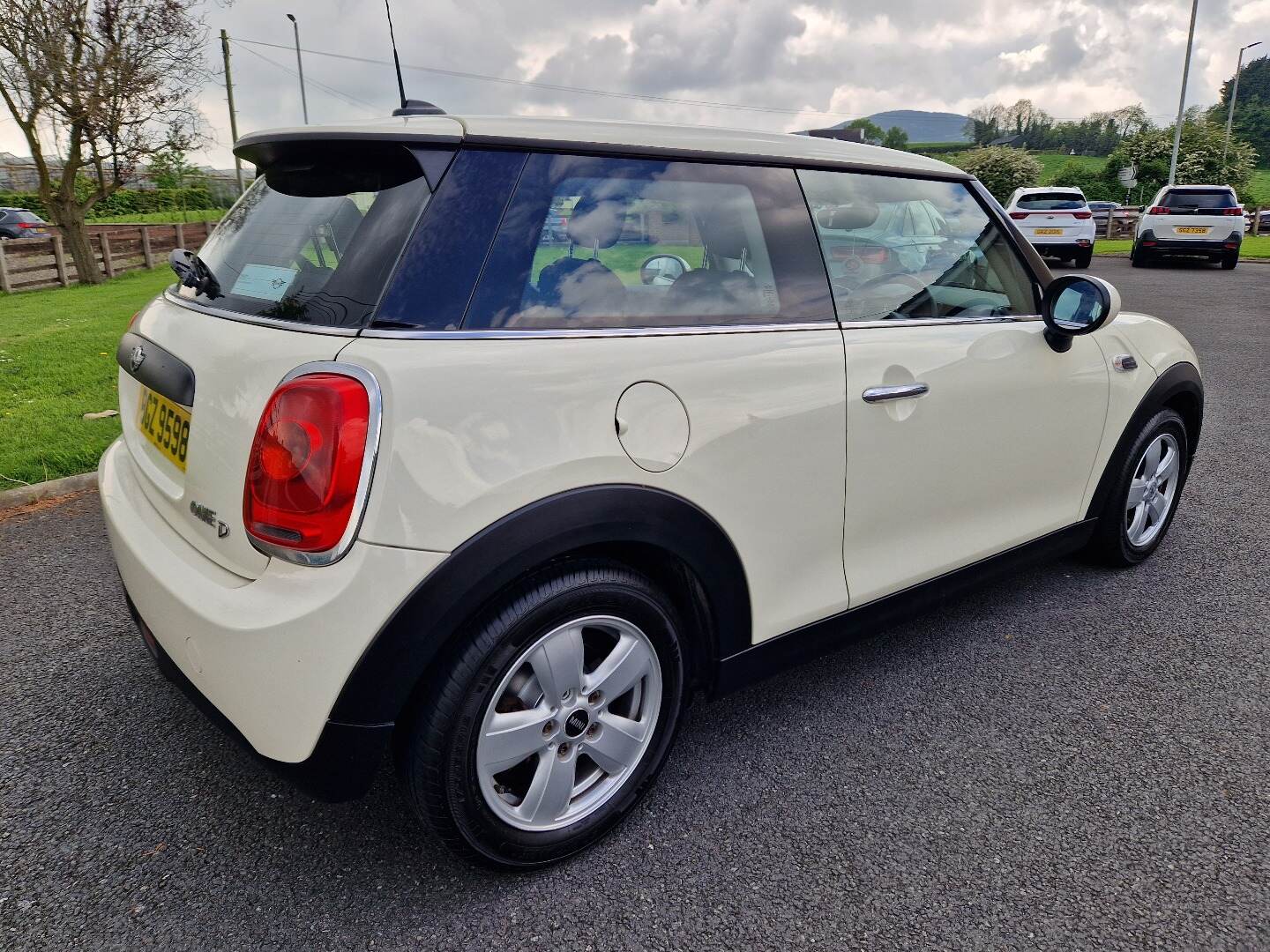 MINI Hatch DIESEL in Down