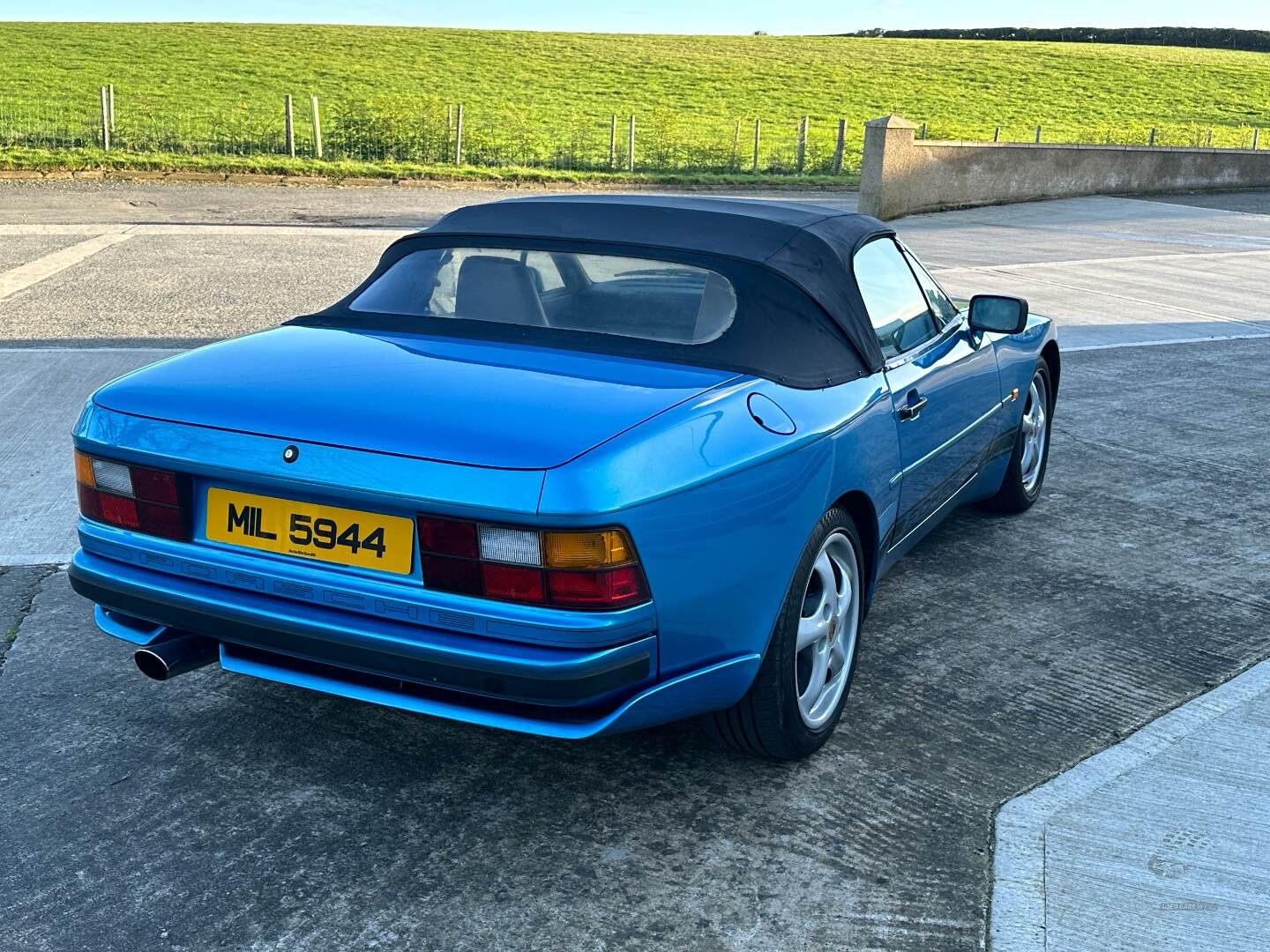 Porsche 944 COUPE in Down