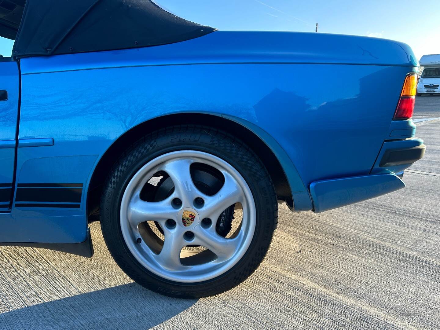 Porsche 944 COUPE in Down