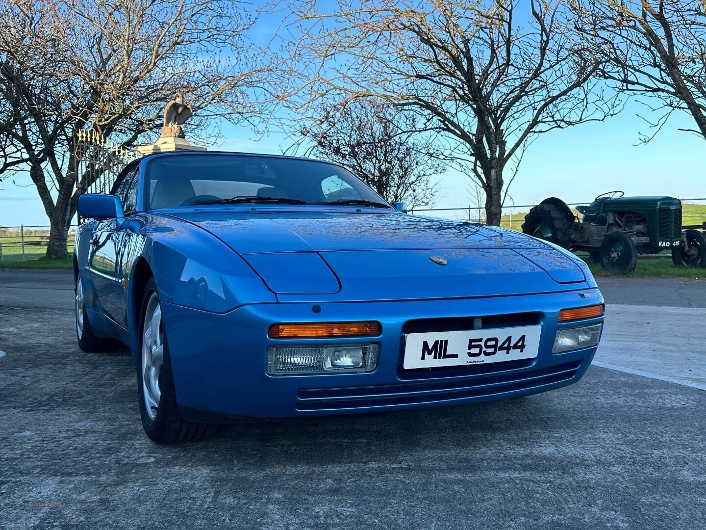 Porsche 944 COUPE in Down